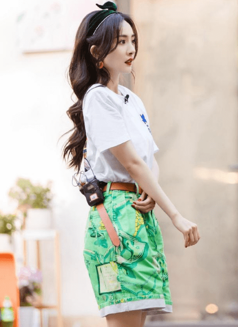 杨幂穿短袖短裤录节目,天气冷的双臂环抱,网友:敬业的小仙女