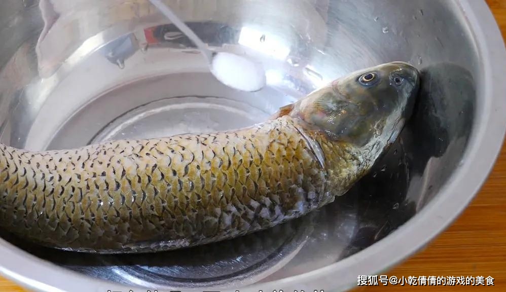做法|把一整条鱼放进电饭锅里,头一次见这种做法,鱼肉出锅后满屋飘香!