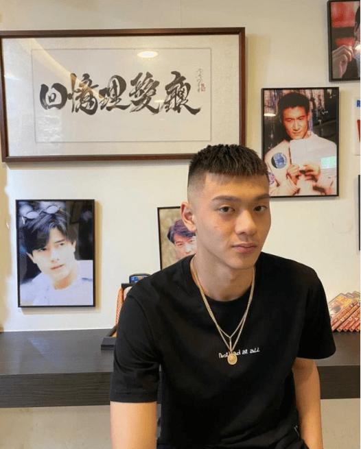 除了公布疫情期间的日常生活之外,邱煌炜还感谢母亲邱