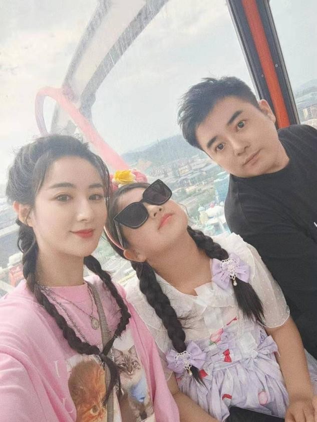 薇娅罕晒全家福,女儿正脸曝光方脸随爸,她扎马尾发际线比老公高