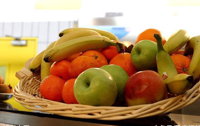原创坐月子期间产妇适合吃的3种水果
