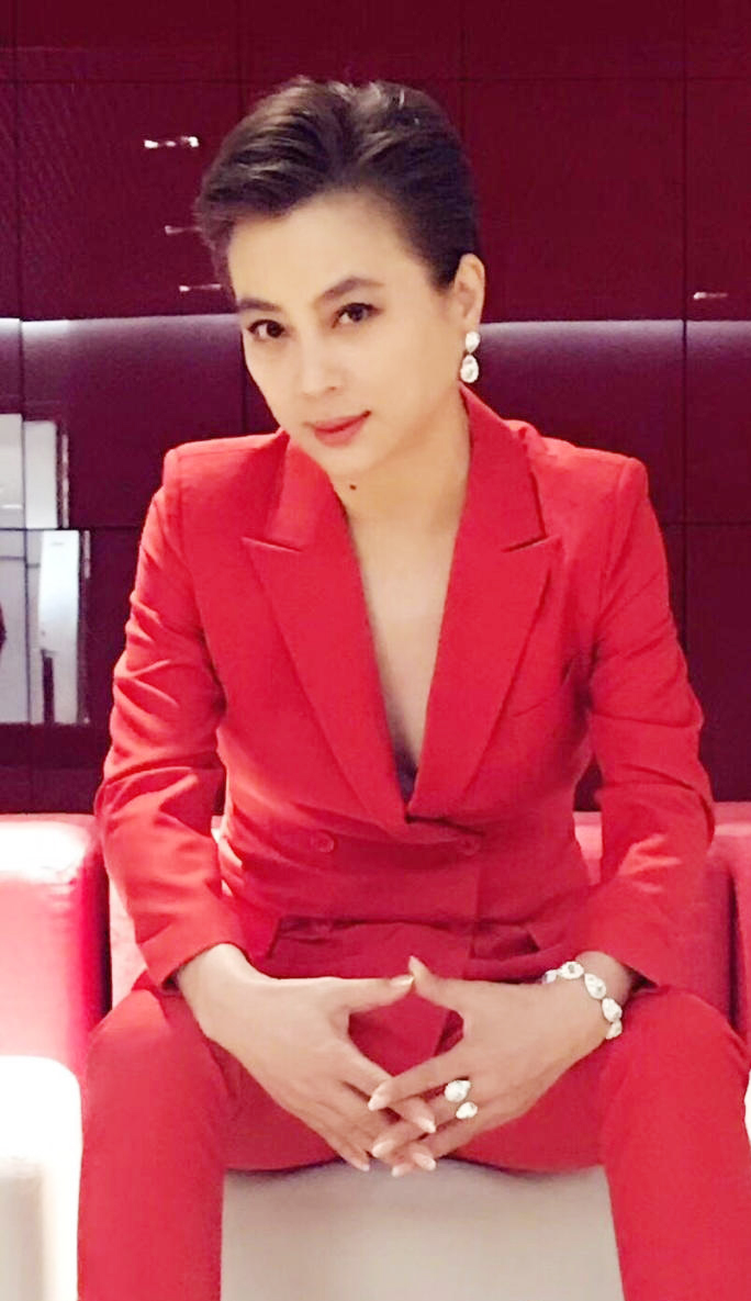 九十年代红极一时,家喻户晓,演唱的《天竺少女》《美人吟》《牧野情歌