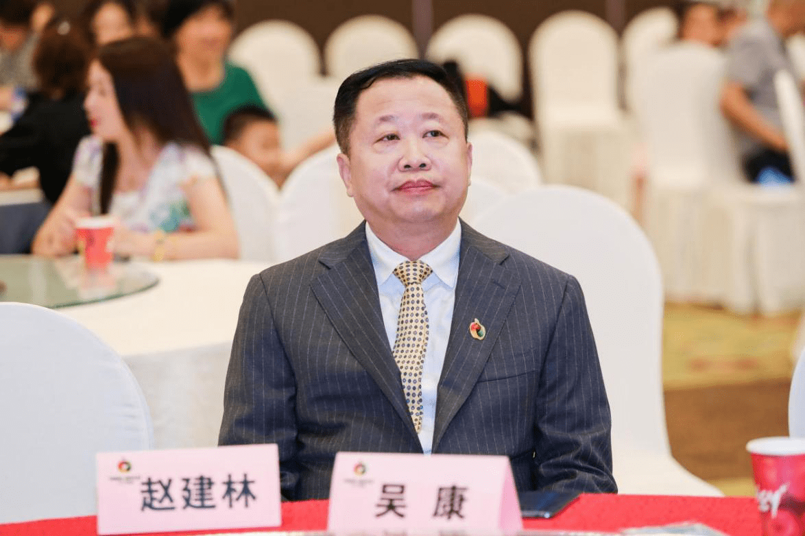 庆典仪式上三个苹果董事长吴健先生发表了欢迎致辞,融缘创赢有限公司