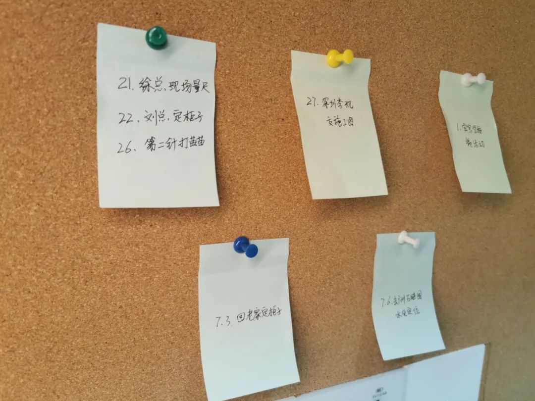 给忘了,所以我就在书桌前的墙面贴上软木板的,然后上面可以贴上小便签