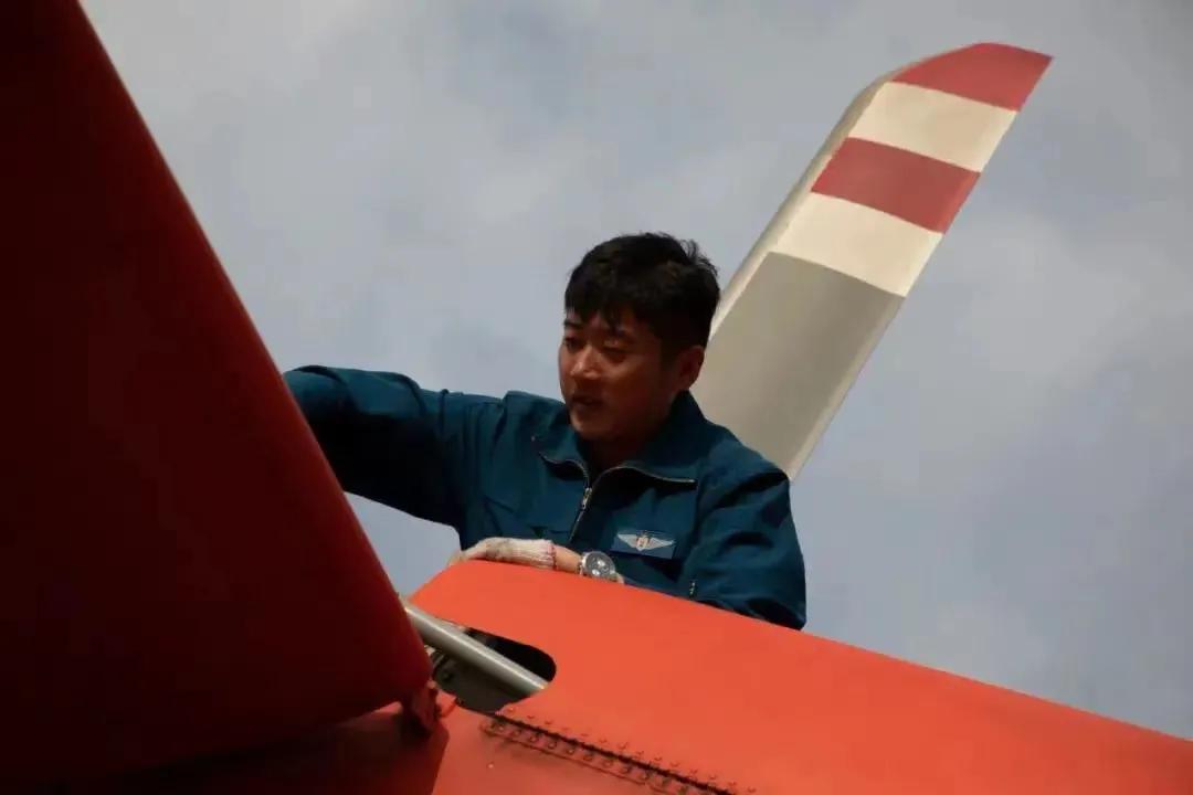 为大力弘扬"刘洪机组"的崇高精神,用英烈的先进事迹强化指战员爱岗