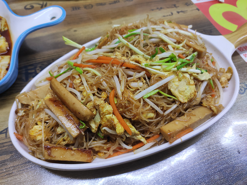 来这儿吃炒米粉的另一个原因是旁边广场可以看露天电影