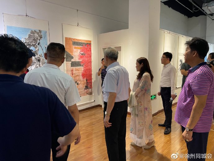 本次书画展共展出徐州书画艺术家120多件作品,书画家们以翰墨颂盛世