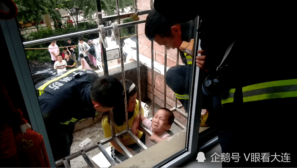 辽宁大连熊孩子玩耍时被阳台护栏卡脖消防员拆开护栏救出孩子