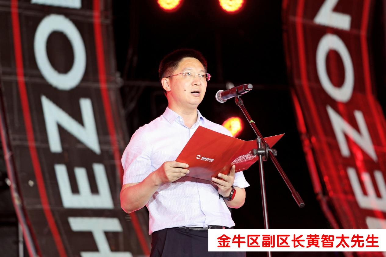 以金牛区副区长黄智太先生为代表的致辞嘉宾们向药易购所取得的成就