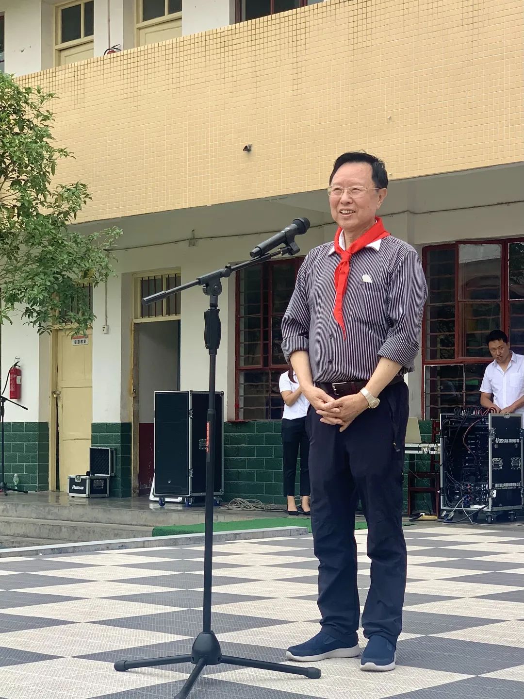 赵金光:少将军衔,中国将军书画研究院副院长,中国诗书画研究院美术