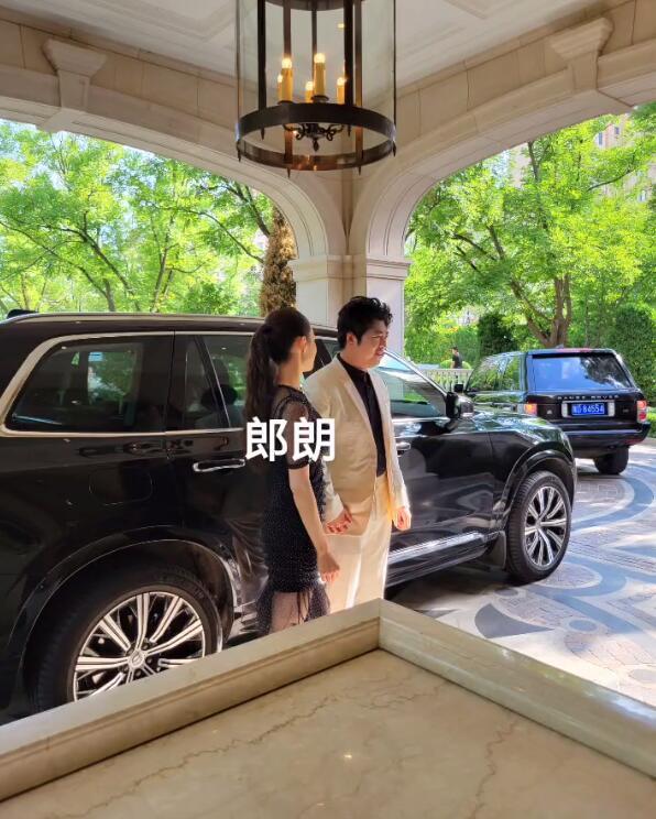 郎朗吉娜合体演出,十指相扣满眼宠溺爱意
