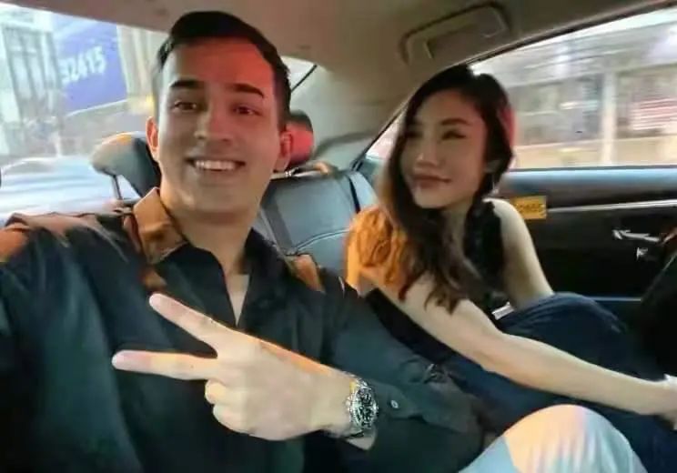 韦唯三个混血儿子出游,光着膀子嗨玩,大儿子胡子拉碴显老_韦紫