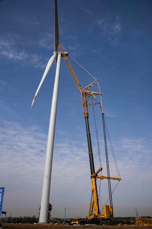 徐工1600吨全地面起重机,七节主臂长达92.