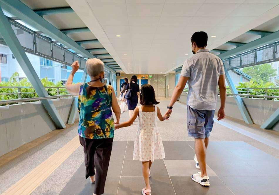 立威廉为母亲庆81岁生日 祖孙三代牵手出街感情好