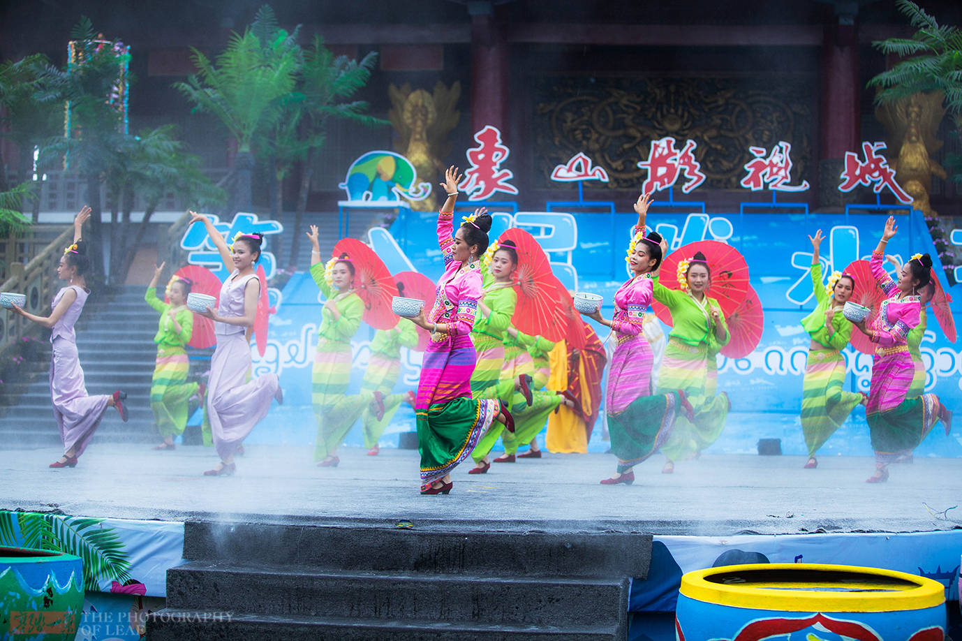 原创暑假去哪玩?浙江象山影视城泼水节开启,各地姑娘助阵场面真好看