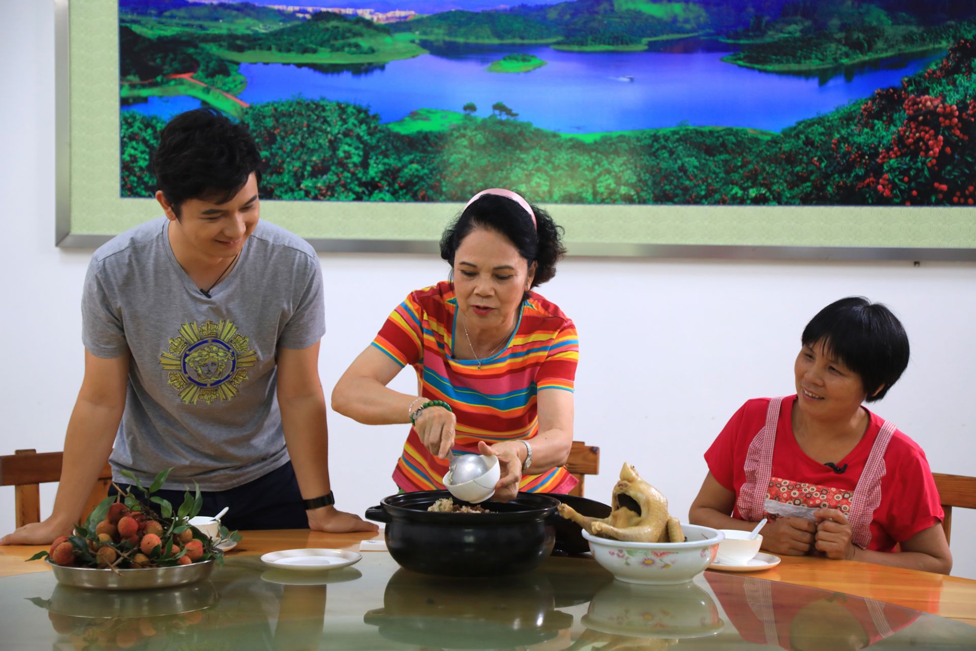 像是阿娇的扮演者吴苏妹的老公也在剧中有客串过,饰演的是香兰的老乡