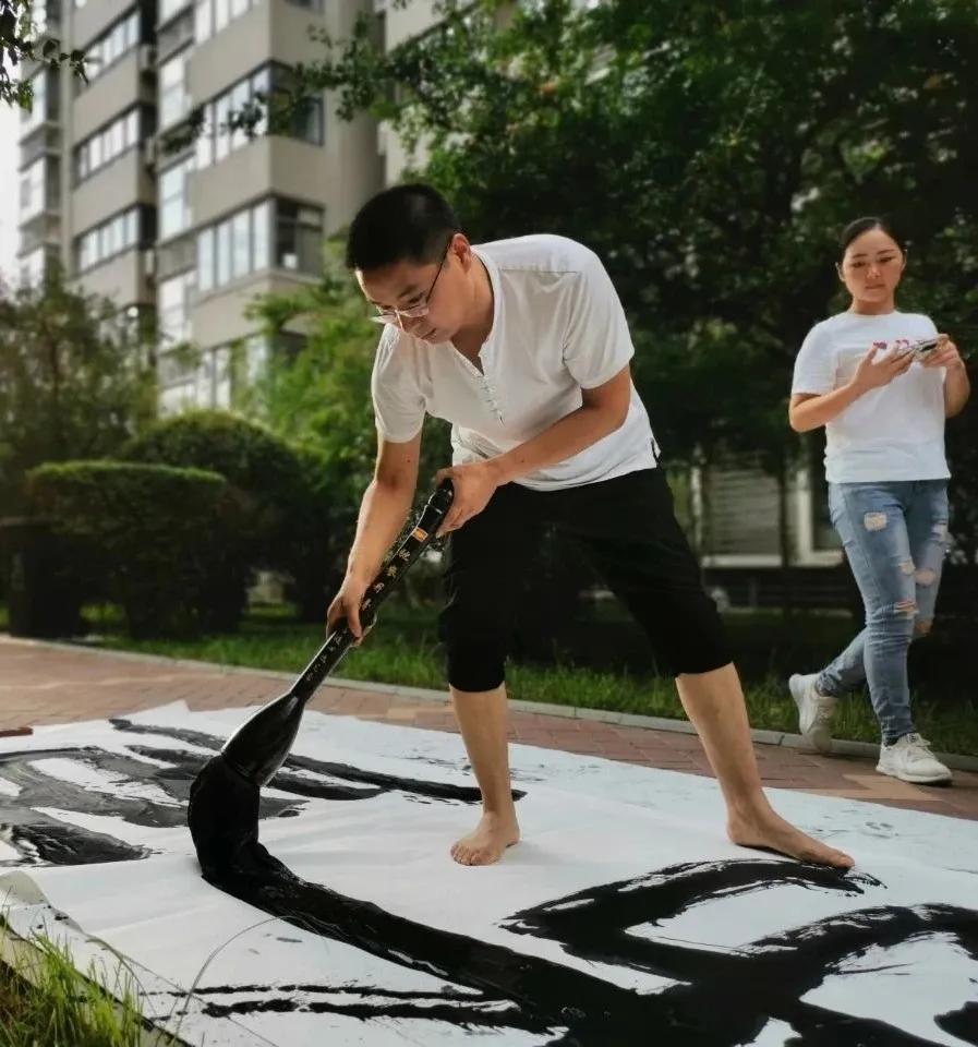 杨争光:亓宏刚及其大笔书写_书法