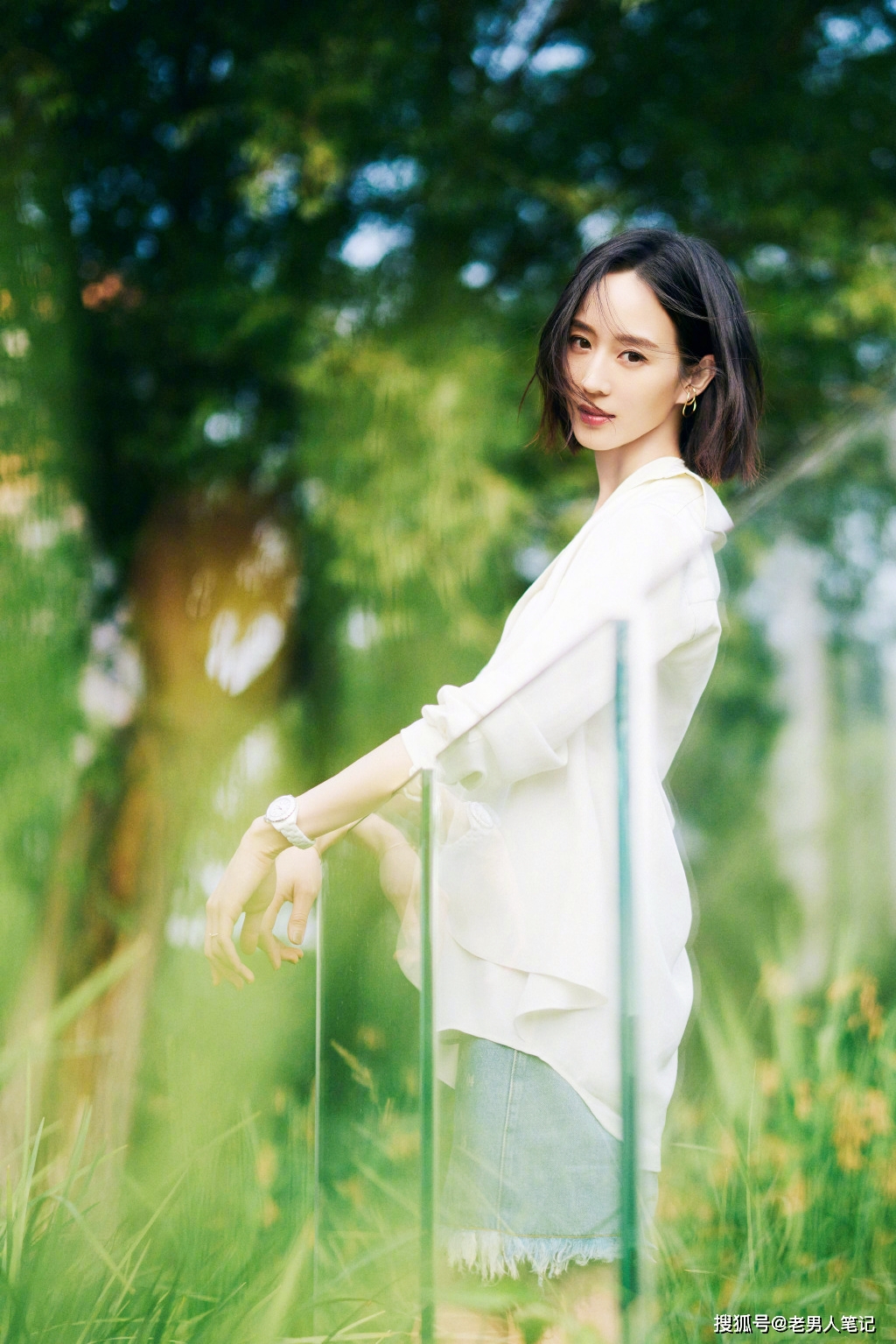毒枭|张钧甯郊野露肩写真，清爽短发搭配白衬衣，温柔娇俏清新怡人