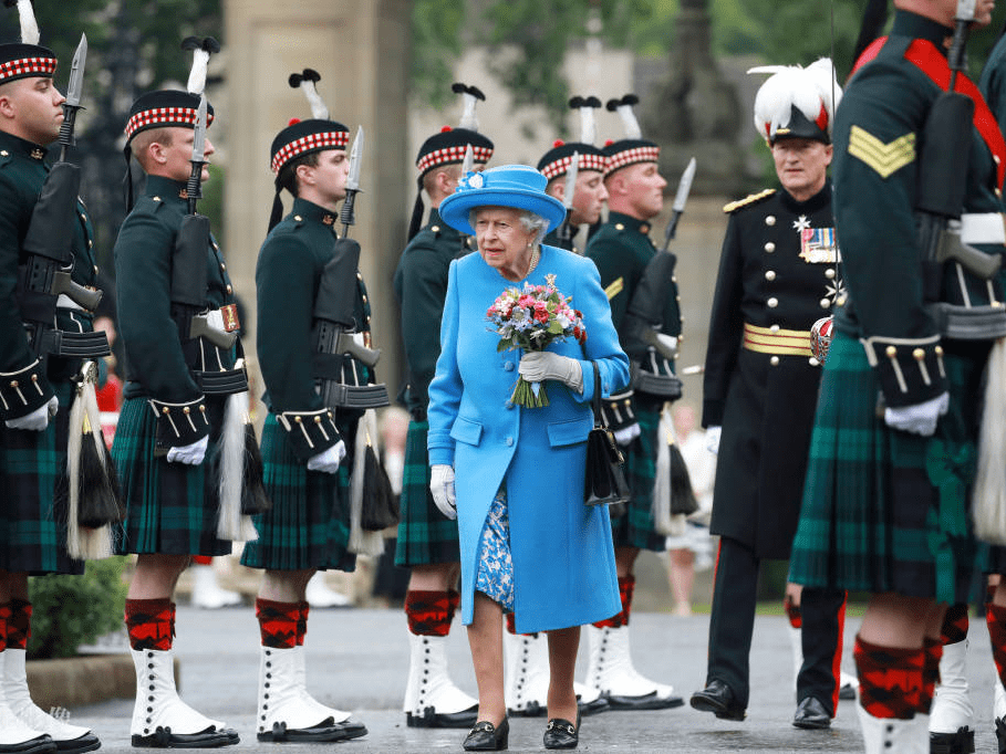 英国女王在苏格兰参加活动一身蓝色套装精神奕奕