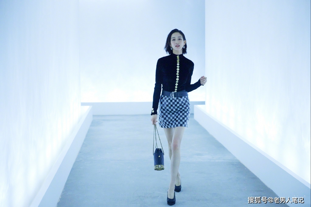 毒枭|张钧甯郊野露肩写真，清爽短发搭配白衬衣，温柔娇俏清新怡人