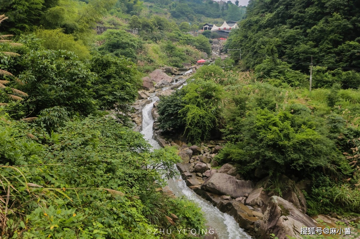 夏日去桐庐虎啸峡漂流,有华东第一漂美誉,全长10公里能漂90分钟_景区