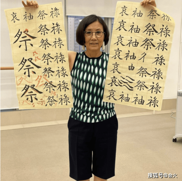 书法|汪明荃与罗家英报名学书法，着装时髦难掩苍老，皱纹明显皮肤蜡黄