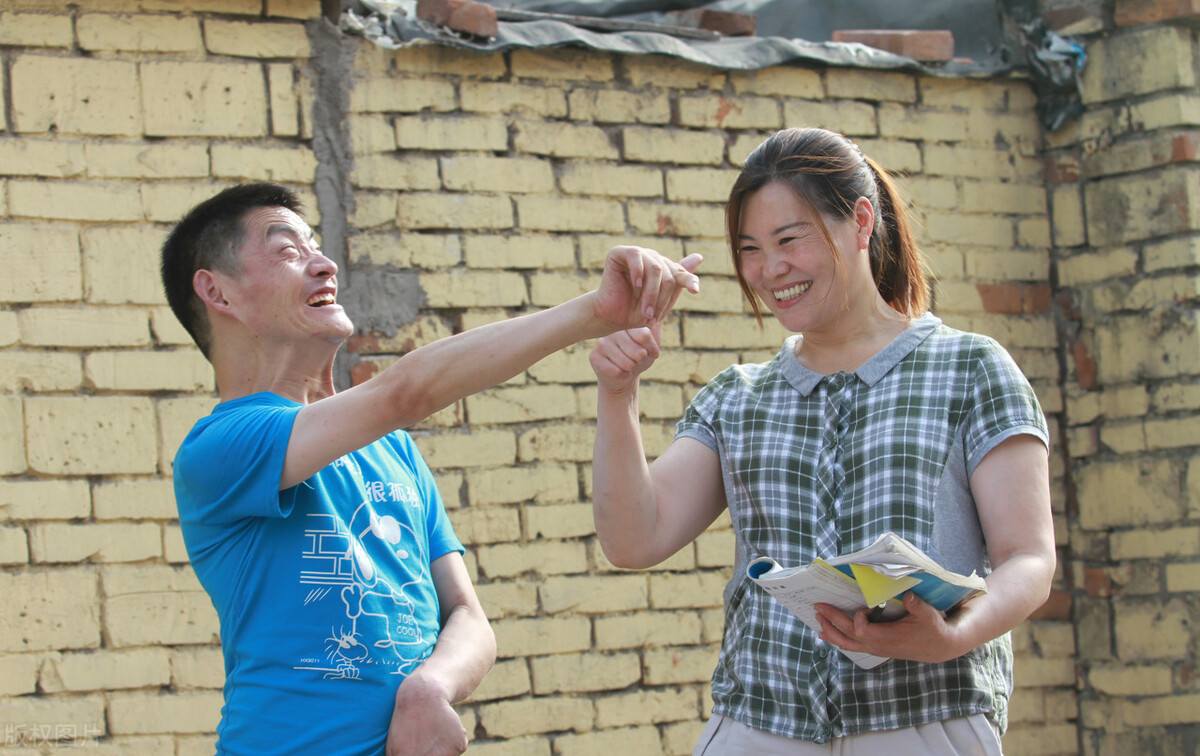 男子結婚時給姐姐下跪,把父母晾在了一邊,村民:一點錯都沒有