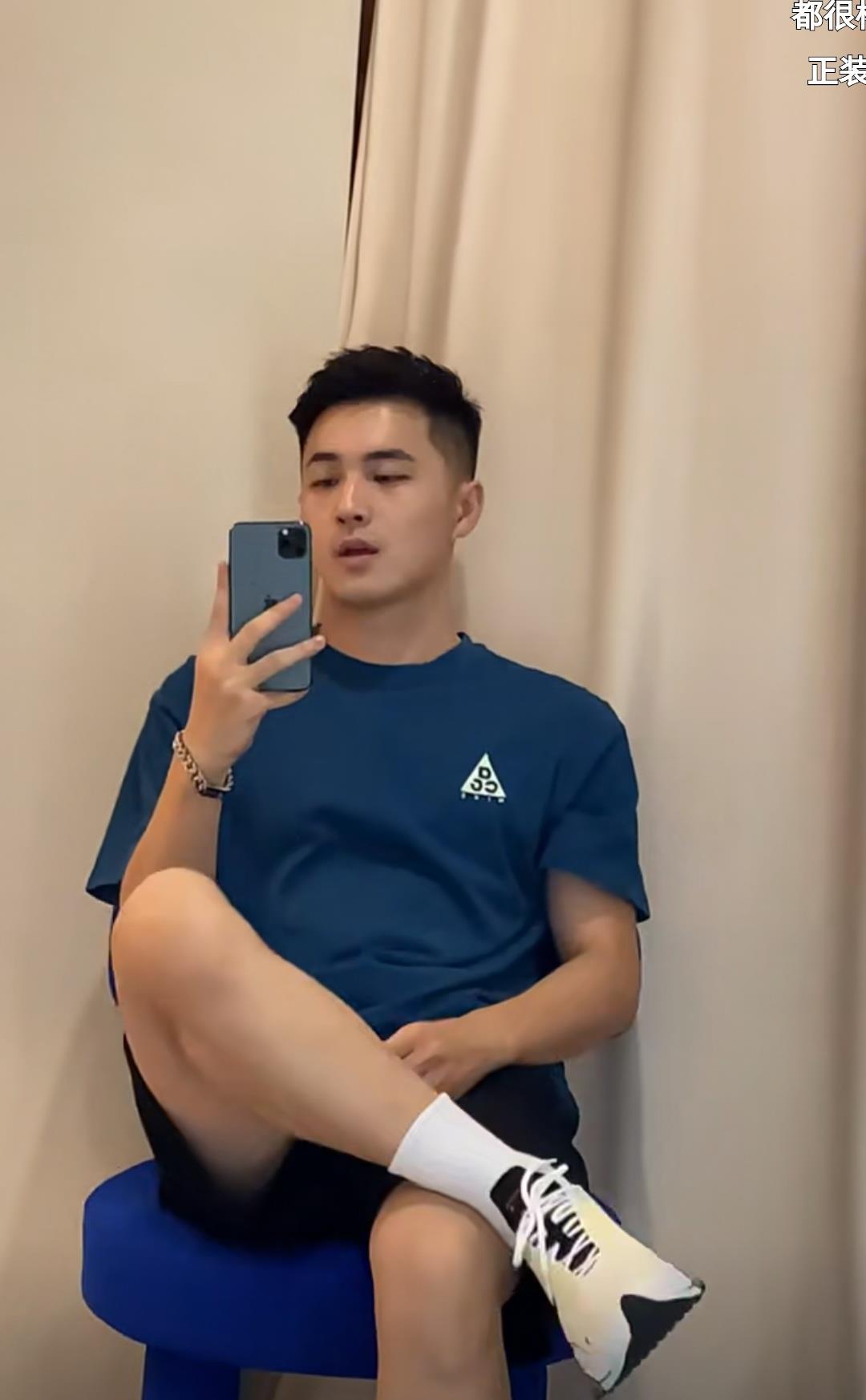 这枚斯斯文文的正装鲜肉帅哥 有点可爱呢