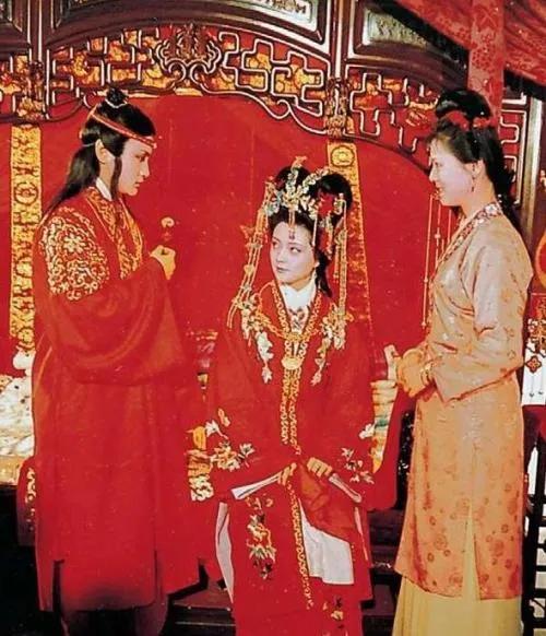 王夫人选择商女薛宝钗当儿媳 不图钱财 宝钗做一件事打动了她 薛家