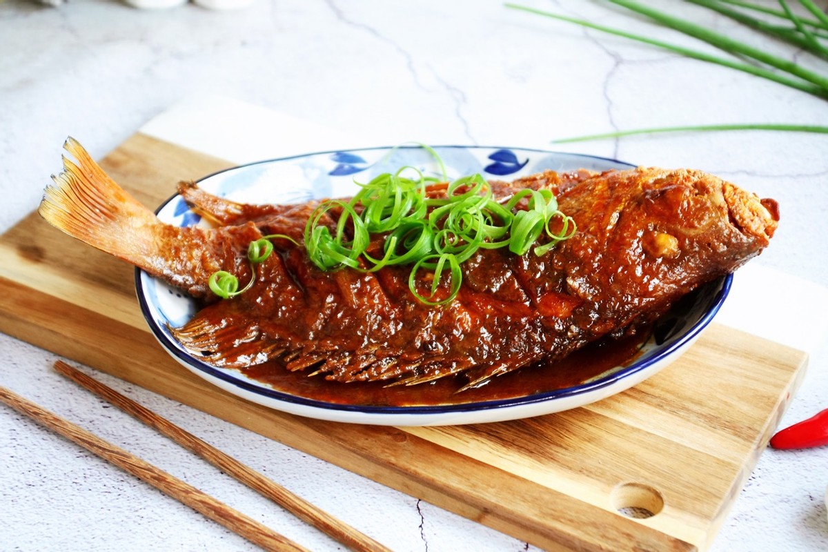 家庭版红烧苏眉鱼,简单好学,鱼肉鲜嫩,酱香浓郁真好吃