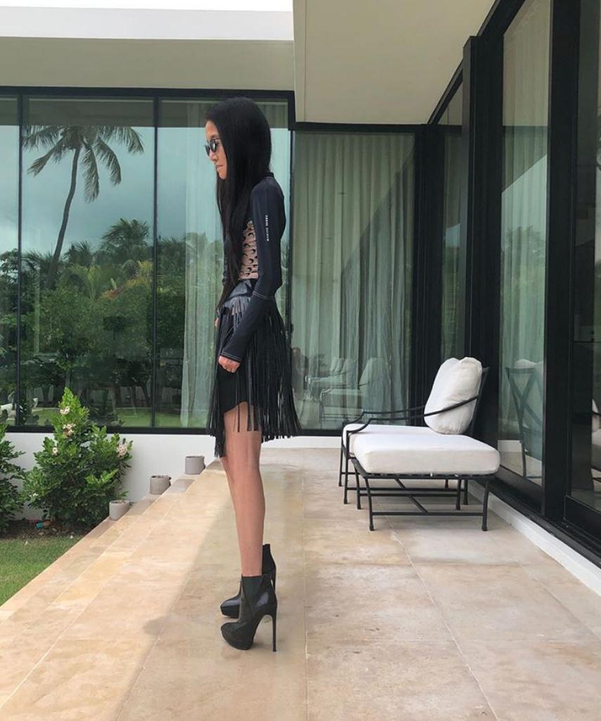 黑色|“婚纱女王”王薇薇不服老，“流苏裙”穿出少女样，一点不像70岁