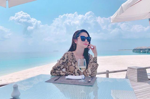 身材|蓝心妍真是人间尤物！一袭蛇纹深V连衣裙性感精致，身材凹凸有致