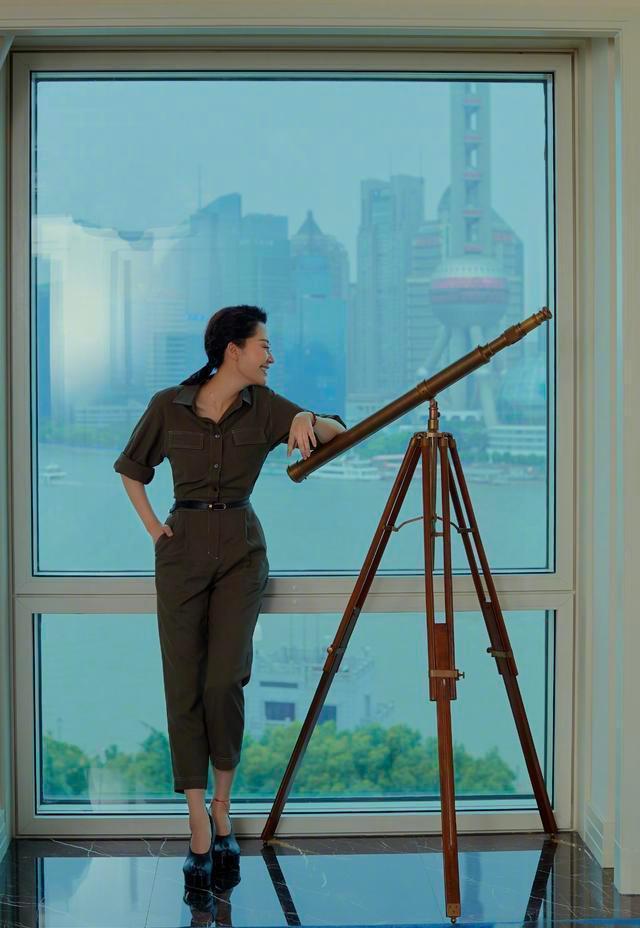 黑色|许晴好有少女感！穿灰色蓬蓬裙像公主一样，线下亮相也太美了吧