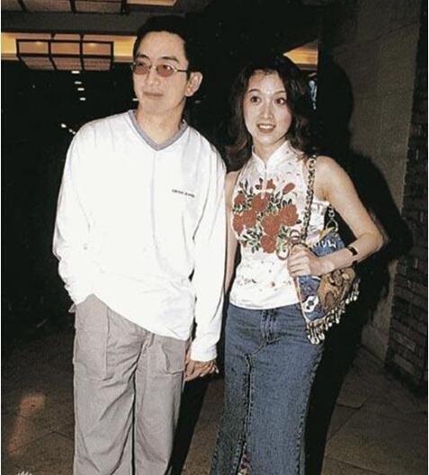 再到金巧巧结婚,先是嫁给了大自己11岁的香港著名演员,演过《倚天屠龙
