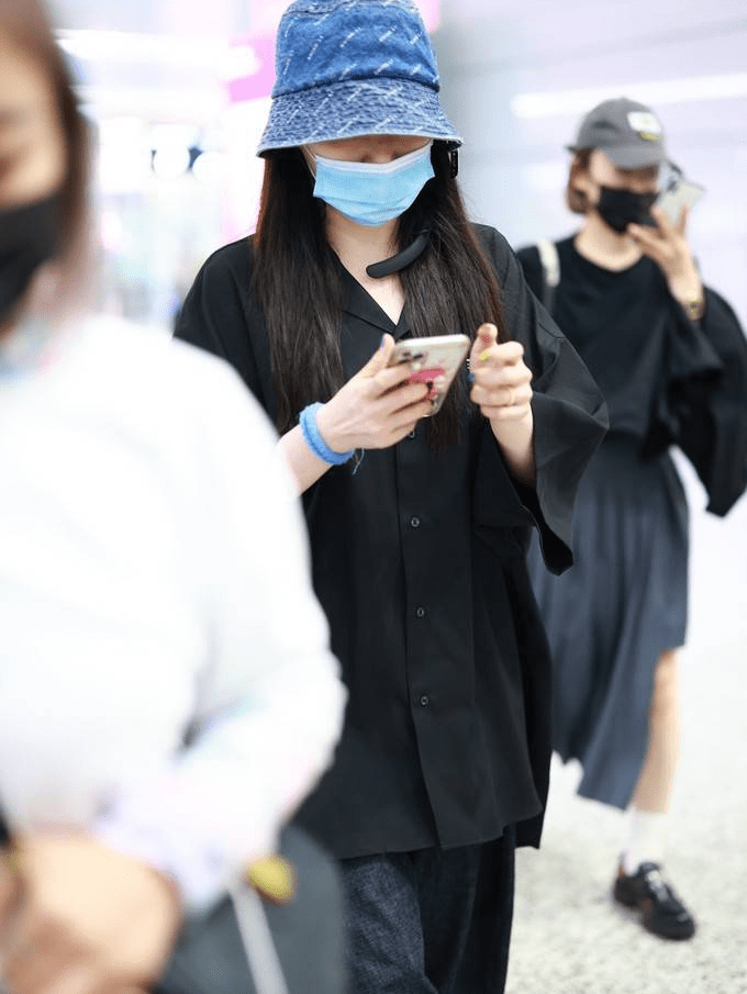 金靖身穿黑色衬衫搭配深蓝色牛仔裤休闲随性