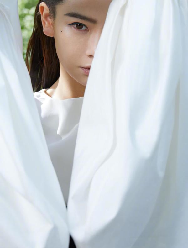 蟒蛇|李承铉管不住戚薇了？穿黑裙演绎野生大片，还以为是“水中精灵”