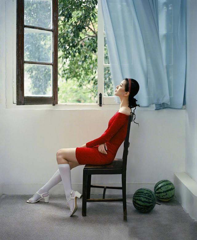 蒸汽|44岁刘敏涛22岁关晓彤,同穿红色长裙,气质女人和女孩子一目了然