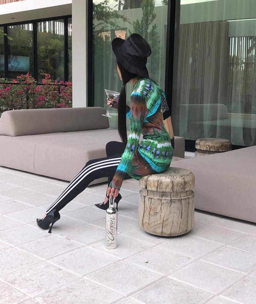 黑色|“婚纱女王”王薇薇不服老，“流苏裙”穿出少女样，一点不像70岁