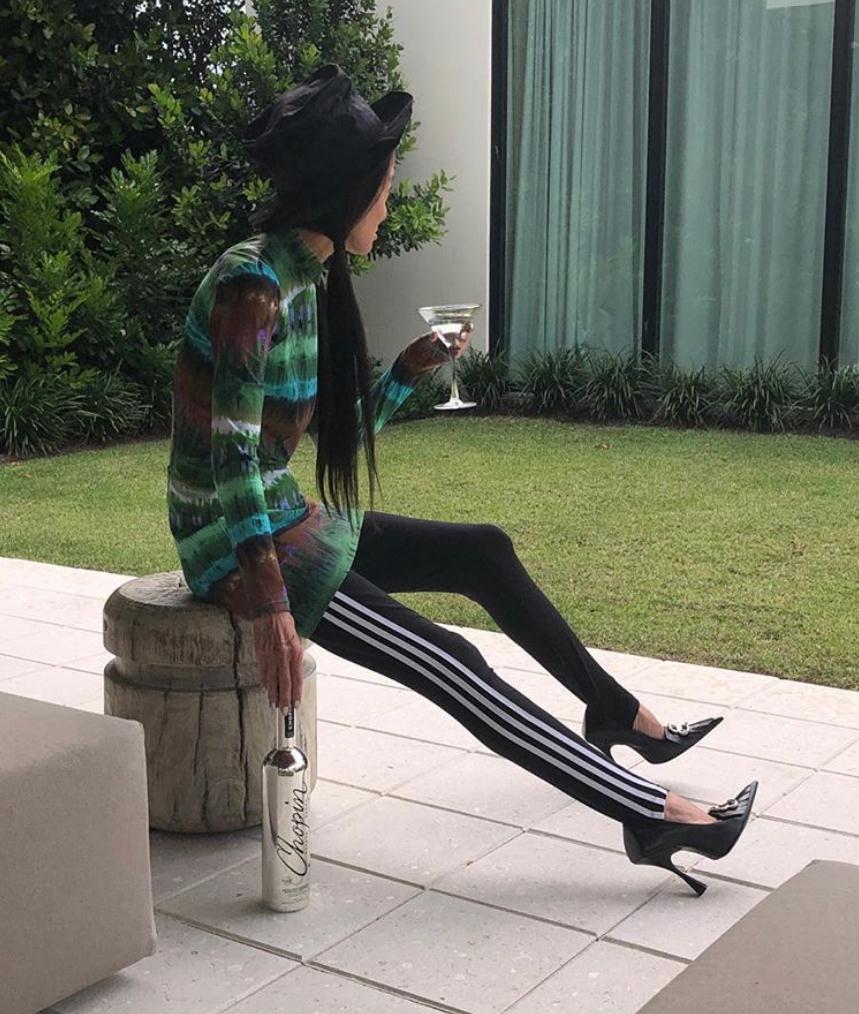 黑色|“婚纱女王”王薇薇不服老，“流苏裙”穿出少女样，一点不像70岁