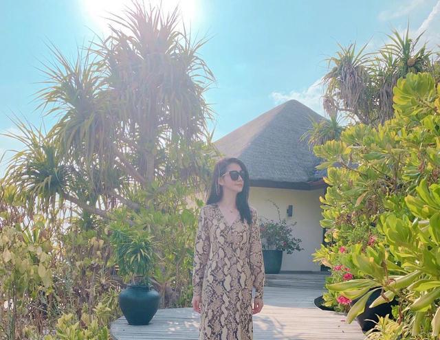 身材|蓝心妍真是人间尤物！一袭蛇纹深V连衣裙性感精致，身材凹凸有致