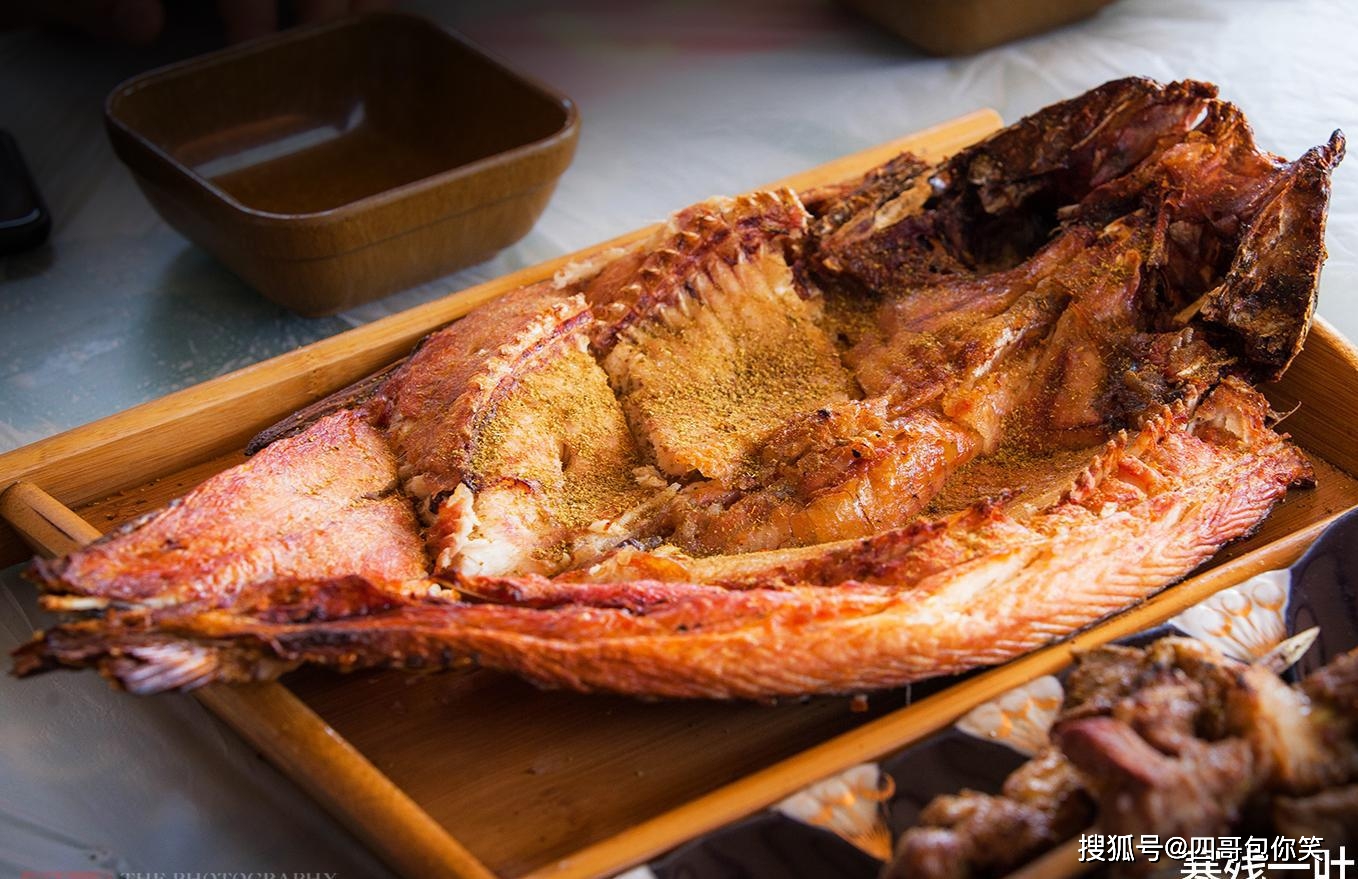 新疆人不仅烤牛羊肉是能手,烤鱼照样也是一把好手.