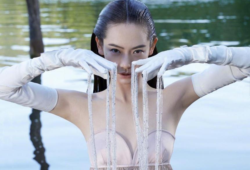 蟒蛇|李承铉管不住戚薇了？穿黑裙演绎野生大片，还以为是“水中精灵”