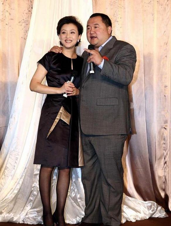 黑色|原来杨澜身材这么好!穿拼色收腰短裙配丝袜,成熟女人味挡不住