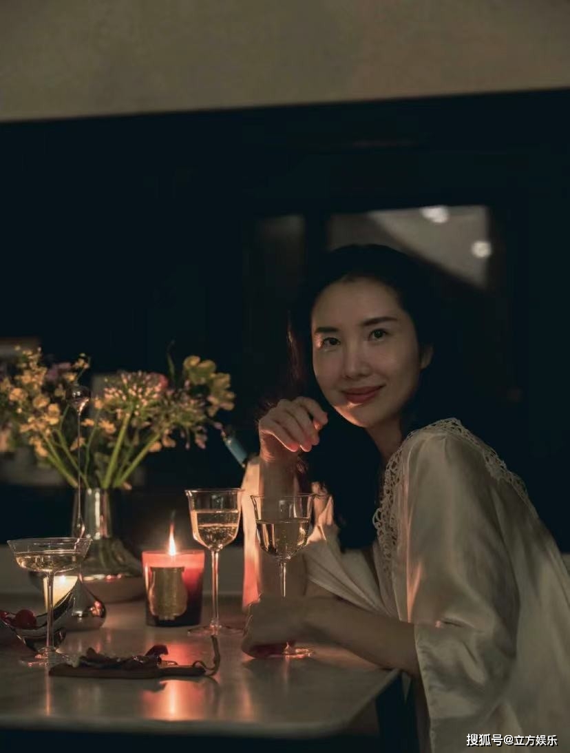 董花花晒烛光晚餐图,几千贵妇睡衣惹人羡,张大奕却在穿便宜货