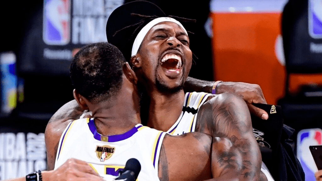 詹姆斯总冠军奖杯合影 d972f72d9b7842ccb7646739a58b7e9e.png