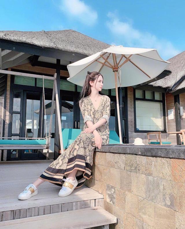 身材|蓝心妍真是人间尤物！一袭蛇纹深V连衣裙性感精致，身材凹凸有致