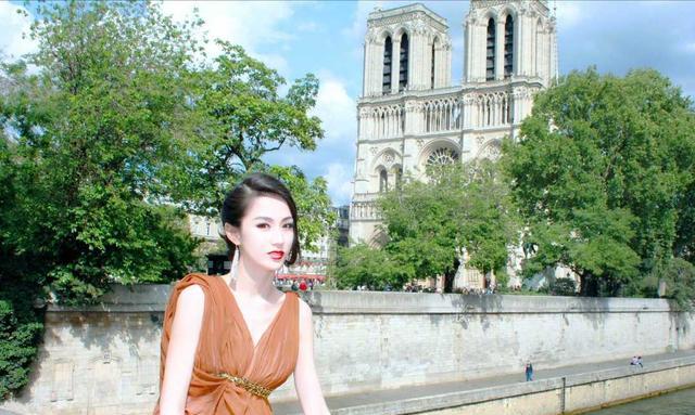 身材|蓝心妍真是人间尤物！一袭蛇纹深V连衣裙性感精致，身材凹凸有致