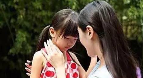 形象|“你妈妈不正经”，儿子在学校被同学排挤，只因妈妈穿了条超短裙