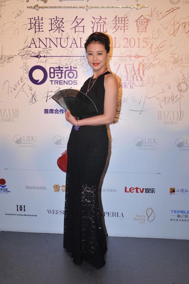 周海媚|53岁周海媚真“养眼”，穿黑色鱼尾连衣裙勒出腰臀比，大背头A爆