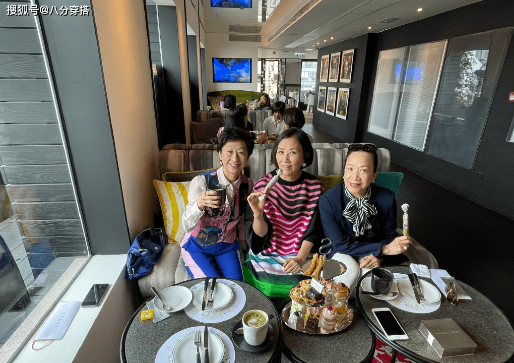 颜色|汪明荃真是“奶奶圈顶流”，穿彩色条纹裙时髦洋气，比年轻人还潮